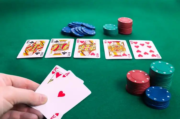 Người dùng Việt Nam xem kèo bóng đá trên điện thoại